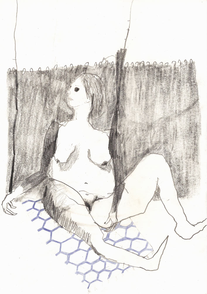 nackte Frau sitzend vor grauem Vorhang