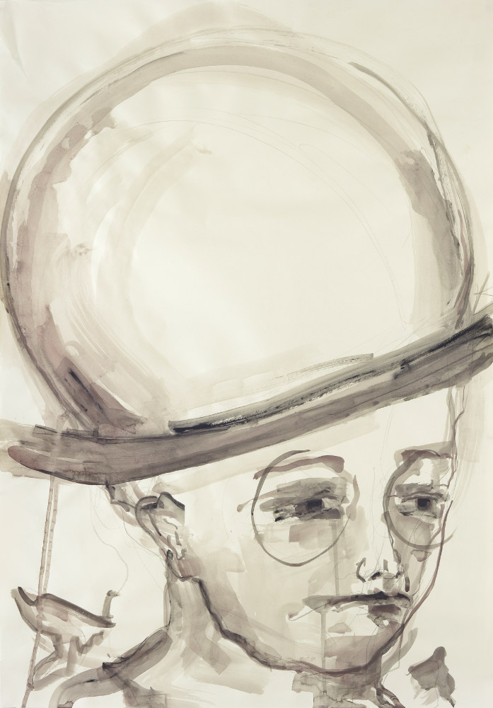 Portrait Junge mit Melone und großer Brille in Brauntönen