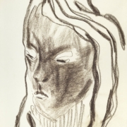 Portrait Frau mit dickem Haar und brauner Haut