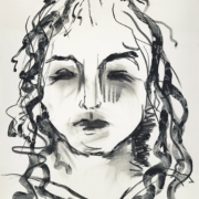 schwarz-weiß Portrait einer Frau mit langen lockigem Haar