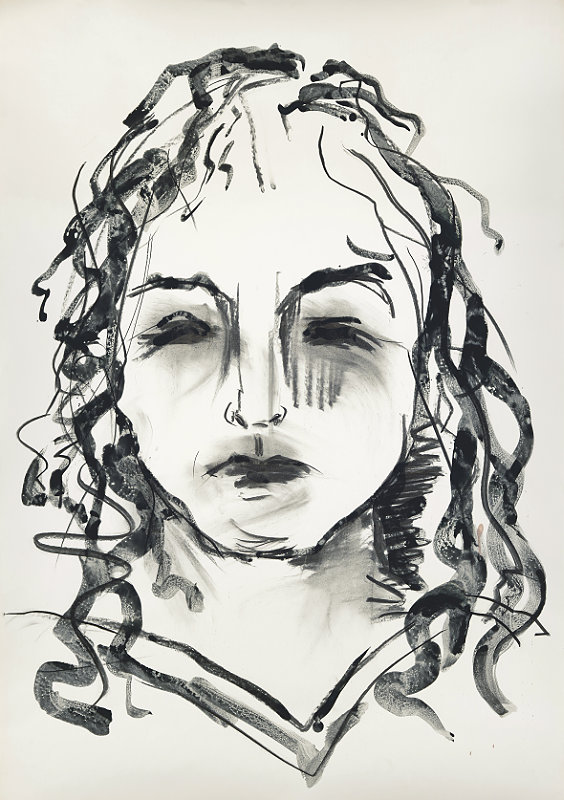 schwarz-weiß Portrait einer Frau mit langen lockigem Haar