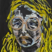 Portrait von Frau mit Brille und gelben Haaren