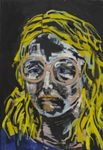 Portrait von Frau mit Brille und gelben Haaren